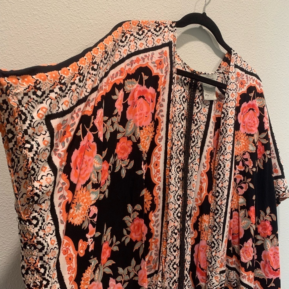 Charlie Paige Kimono Floral - Picture 3 of 4